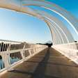A futurista passarela de 83 metros de extensão inaugurada em 2010 com arcos brancos que simulam uma onda gigante na Nova Zelândia