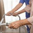 Pesquisa aponta que jejum intermitente após os 60 exige cautela devido ao risco de sarcopenia e fragilidade