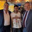 Neymar aproveita folga da Seleção e almoça em churrascaria de Nova Iorque
