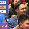 Ibañez 'salva' repórter sul-coreano e mostra inglês afiado em coletiva nos EUA