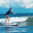 "Hoje é dia de surfe, bebê": Christiane Torloni mostra aula de surfe aos 69 anos