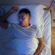 Qual a importância da posição na hora de dormir? Entenda o que influencia