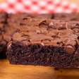 Brownie cremoso por dentro e com aquela casquinha perfeita, uma sobremesa irresistível