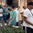 Sósia de Neymar causa rebuliço e para shopping dos EUA; veja vídeo