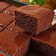 Bolo de chocolate sem leite feito com água, fácil e fofinho