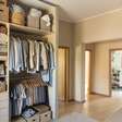 O que significa quando o guarda-roupa faz estalos durante a noite?