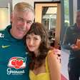 Carlo Ancelotti ganha bolo de aniversário da enteada Chloe Barrena nos EUA e web reage: 'Sogrão'