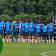 Ancelotti passa por 'corredor polonês' em dia do aniversário; assista