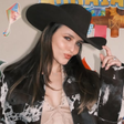 Festa Junina: Larissa Manoela acerta com look de referências country com chapéu e franjas