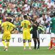 México x África do Sul quebra recorde de cartões vermelhos em abertura de Copas