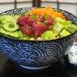Poke de atum marinado: receita leve para jantar romântico