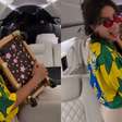 Anitta faz rap improvisado em jatinho durante viagem para a Copa do Mundo