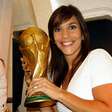 Ivete Sangalo resgata foto rara beijando a taça da Copa do Mundo e agita torcida: 'Pra cima'