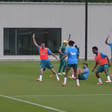 Paquetá fica no chão e levanta mancando após levar pisão de Vini Jr em treino da Seleção