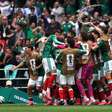 'Milagre estar aqui': Copa começa com infarto de torcedor, gol de atacante que sofreu fratura no crânio e árbitro brasileiro no 'red card'