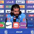 Alisson não hesita e atende a pedido de repórter para 'gastar inglês' em coletiva; veja o momento