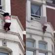 Vídeo mostra resgate de menina pendurada em janela de prédio em Londres