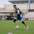 Dibu Martínez volta a treinar com luvas e aumenta expectativa na Argentina
