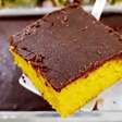 Bolo de cenoura com cobertura de chocolate bem sequinha e uma massa super fofinha