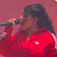 Esnobada pelo "Tiny Desk", Alessia Cara canta na Copa do Mundo
