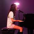 Olivia Rodrigo canta na TV, faz audição para fãs e publica carta aberta