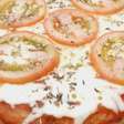 Pizza sem glúten feita com praticidade na frigideira para um lanche rápido e delicioso