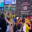 Clima de copa e romance! 'Evidências' toca na Times Square