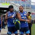 Olha esse carisma! Jogadores do Curaçao chegando para treinar