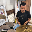 Jovem cego aprende a tocar bateria sozinho e sonha conhecer músico que mudou sua vida