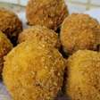 Bomba de frango salgada muito crocante por fora e com um recheio extremamente suculento