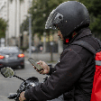 O plano de Lula para motos elétricas pode reduzir um dos maiores gastos dos entregadores