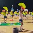 Aula de dança no clima de Copa toma conta do Marco Zero do Recife