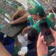 Torcedor encontra jeito inusitado de levar bebida escondida para o jogo da Copa e viraliza
