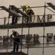 Trabalhadores iniciam remoção do nome de Trump do Kennedy Center; veja vídeo