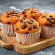 Muffin de aveia e banana: a receita prática que ajuda a fugir dos ultraprocessados