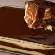 Sobremesa marido gelado com um creme super cremoso e cobertura de chocolate, uma delícia