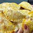 Pastel assado de 2 ingredientes na massa, fácil de fazer e muito levinho, para rechear como desejar