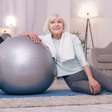 Sem pesos nem aparelhos: treino de pilates com toalha que fortalece os músculos durante a menopausa