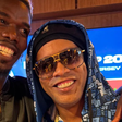 Ronaldinho Gaúcho atrai multidão antes de jogo do Brasil é tietado por Pogba