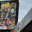 Paraguai remove 57 painéis com imagem gerada por IA de Bolsonaro agredindo o jogador Gustavo Gómez