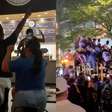 Chapeiro deixa restaurante enquanto carros de polícia celebram título do Knicks na NBA após 53 anos