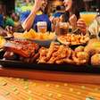 Outback aposta no futebol e transforma restaurantes em pontos de encontro para torcedores