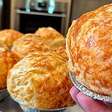 Pão de queijo de liquidificador que é só bater e levar para assar, perfeito para o seu café da manhã