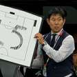 Técnico do Japão improvisa placa e chama atenção durante empate com a Holanda