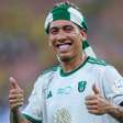 Firmino aparece com camisa do Corinthians e agita a Fiel nas redes