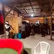 Denúncia de algazarra e aglomeração em galpão rural leva polícia a flagrar 49 pessoas em rinha de galo no RS
