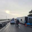 Ônibus tomba na BR-232 em Caruaru e deixa 16 feridos na madrugada desta segunda