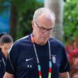 Bielsa explica por que abaixa a cabeça em fotos oficiais: "Não sou modelo"