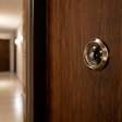 Olho mágico digital: como funcionam modelos discretos e modernos que permitem monitorar a porta sem abrir