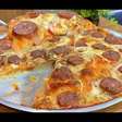 Pizza caseira de calabresa com bastante queijo derretido e uma massa maravilhosa que todos vão amar